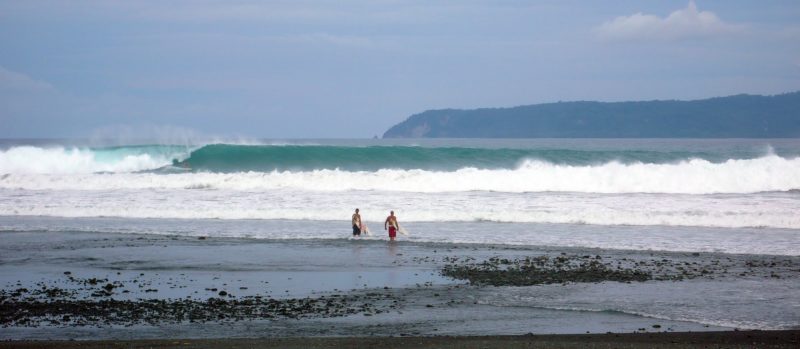 pavones_two_surfers_entering_water-800x349