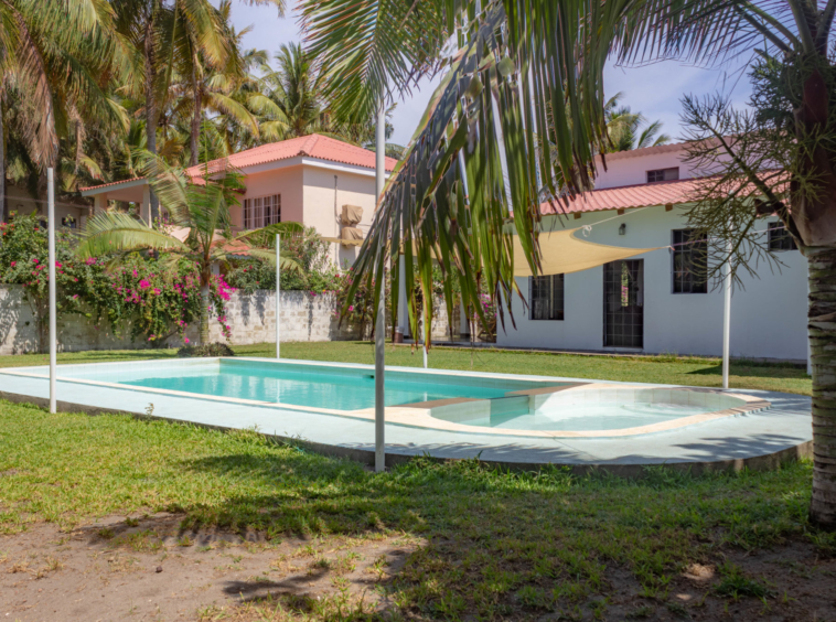 Oceanfront House in Cangrejera