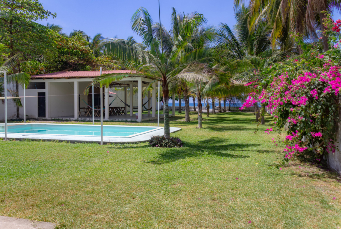 Oceanfront House in Cangrejera