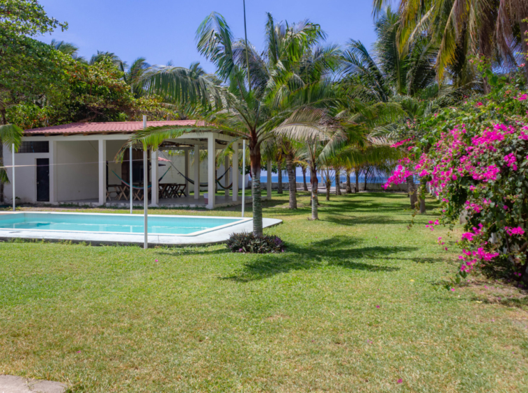 Oceanfront House in Cangrejera