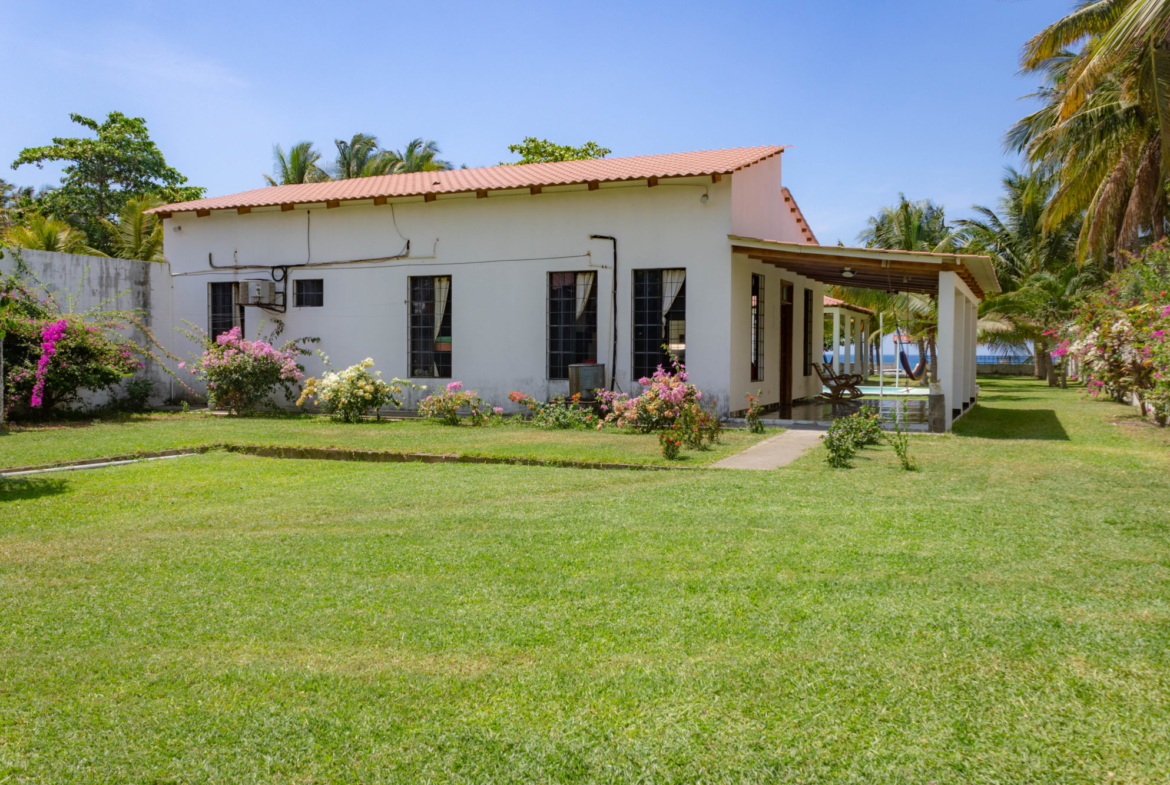 Oceanfront House in Cangrejera