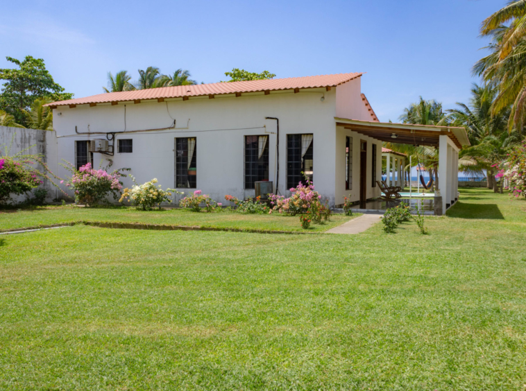 Oceanfront House in Cangrejera