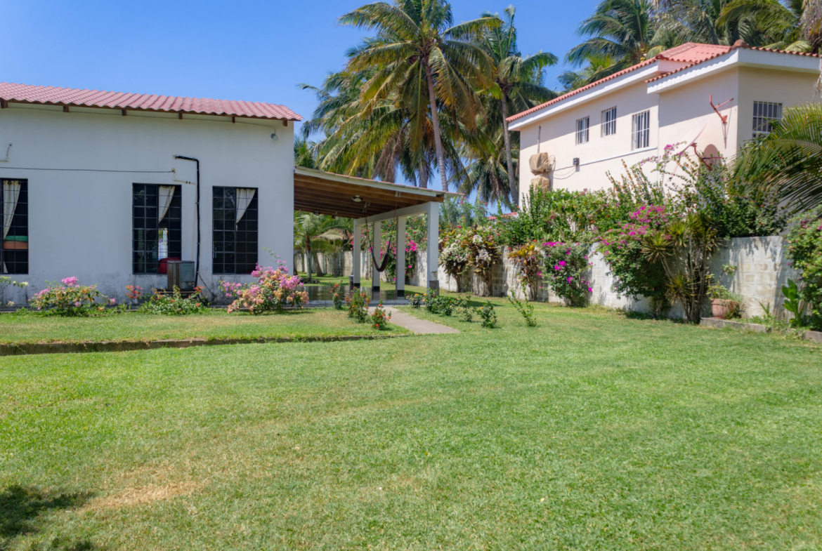 Oceanfront House in Cangrejera