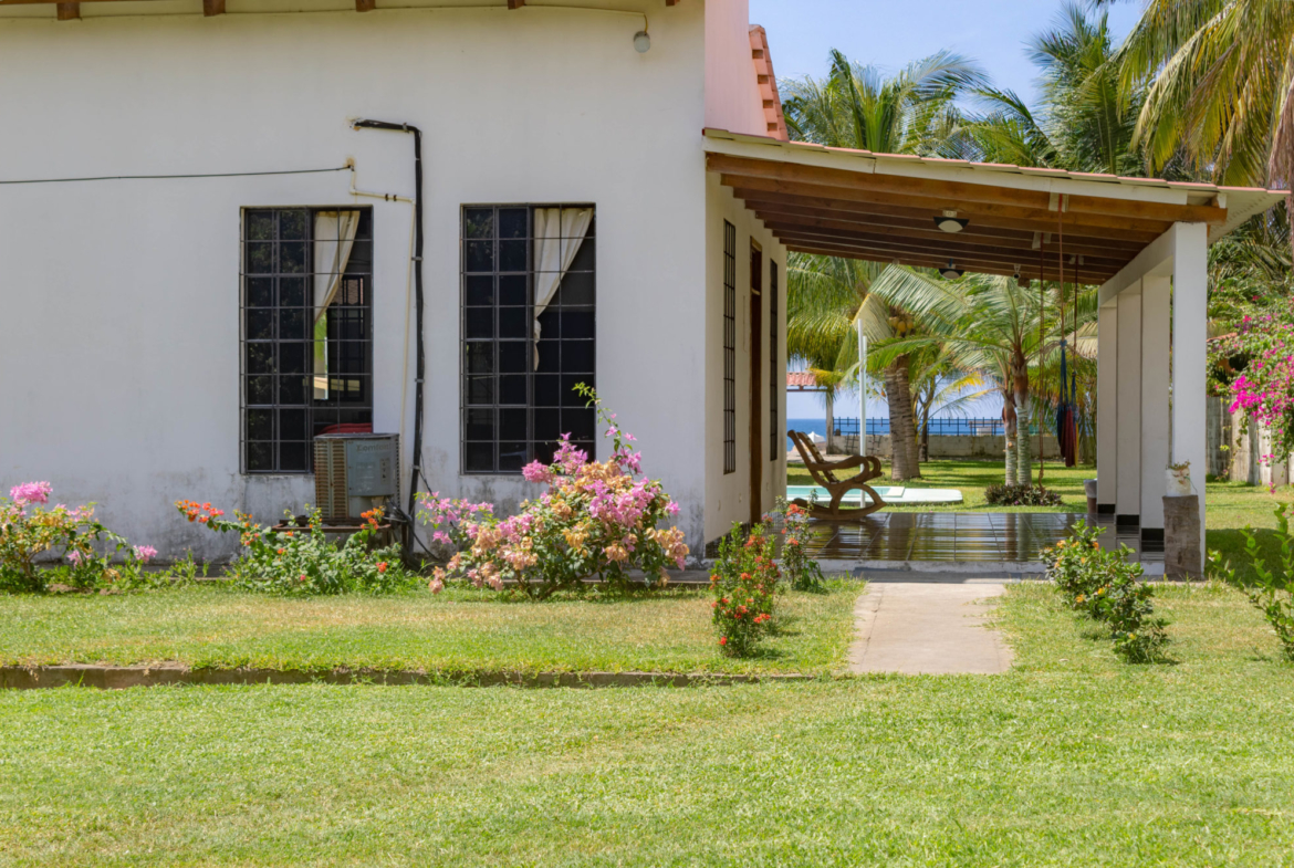 Oceanfront House in Cangrejera