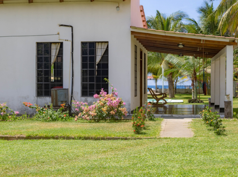 Oceanfront House in Cangrejera