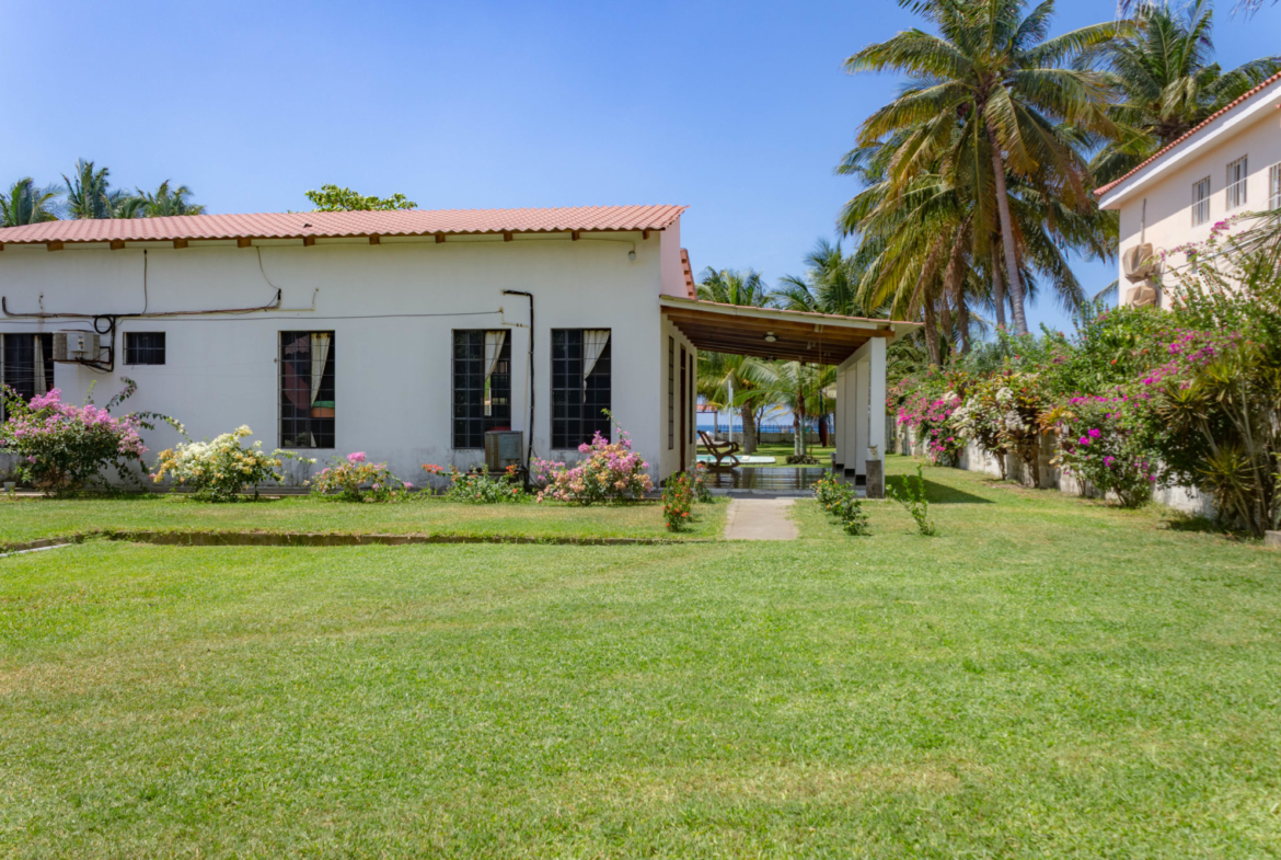 Oceanfront House in Cangrejera