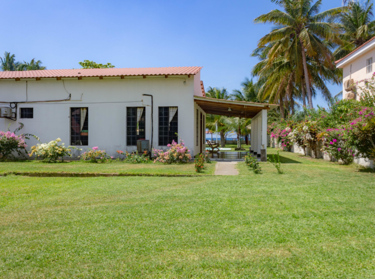 Oceanfront House in Cangrejera