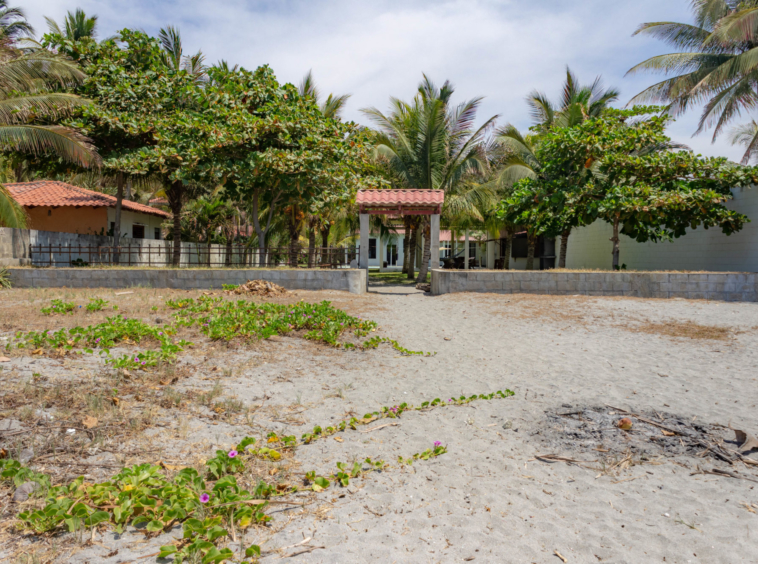 Oceanfront House in Cangrejera