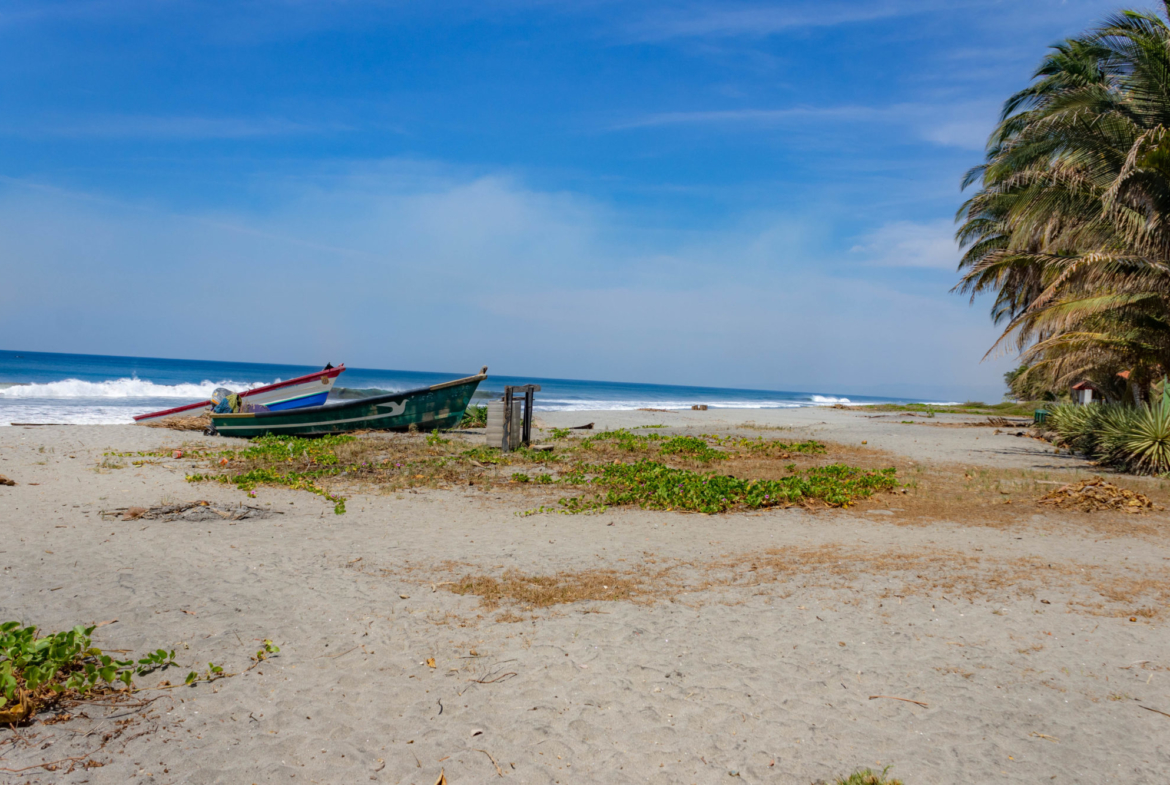 Oceanfront House in Cangrejera