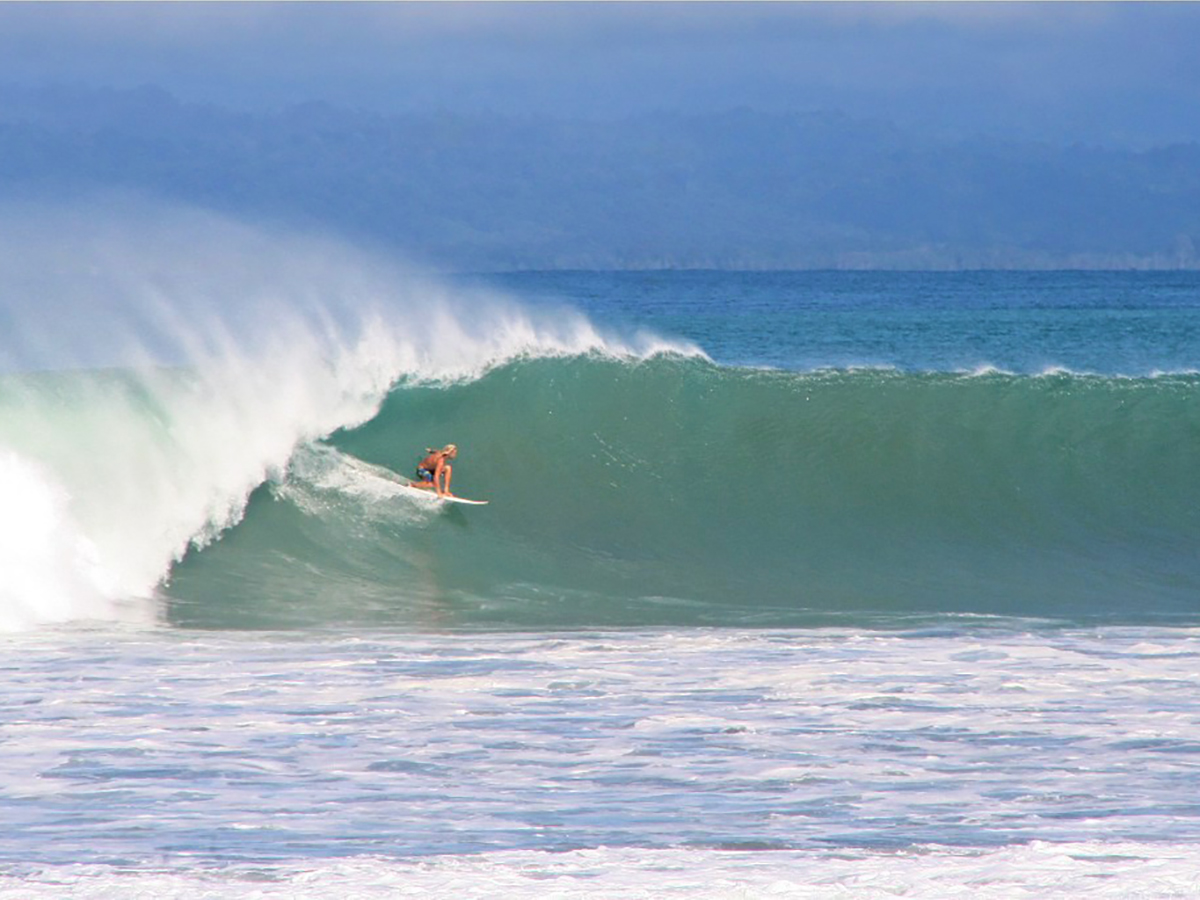 pavones-wave-surfer-surfing