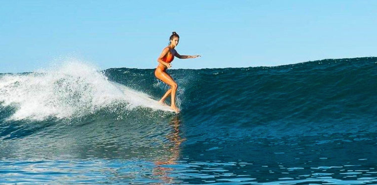 la-saladita-surfing-girl
