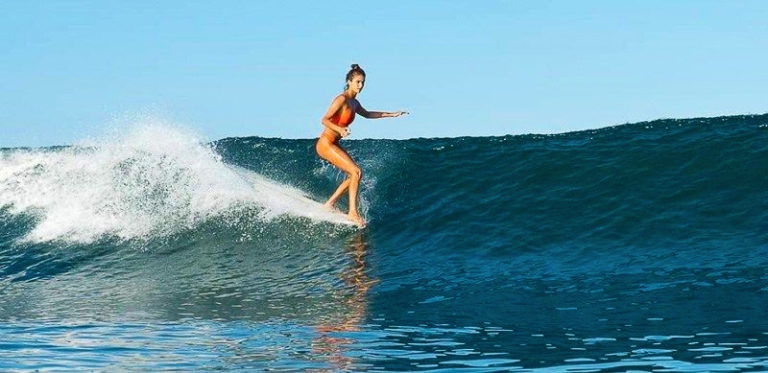 la-saladita-surfing-girl