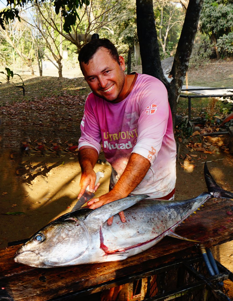 Captain-Leo-cleaning-fish-pavones-fishing