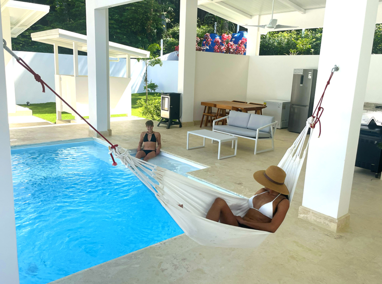 pool-girls-casa-blanca-pavones