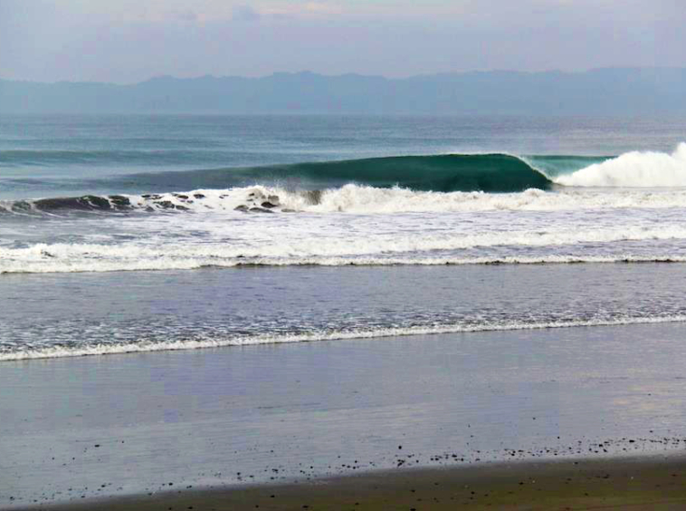 wave-playa-zancudo-hollow-surfing