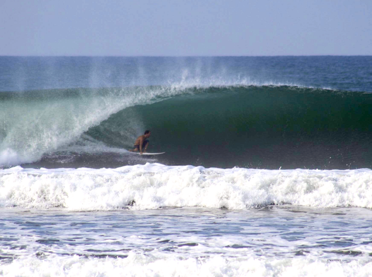 dominical-waves-surf-backside-tube