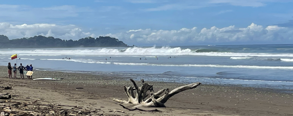 dominical-waves-surf-beach