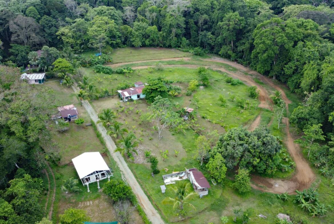 paraiso-mangle-1.24-acres-with-house-walk-to-beach