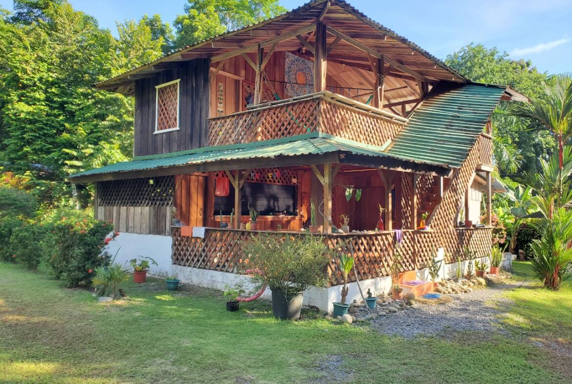 house-for-sale-just-a-few-steps-from-the-beach-in-pavones-costa-rica