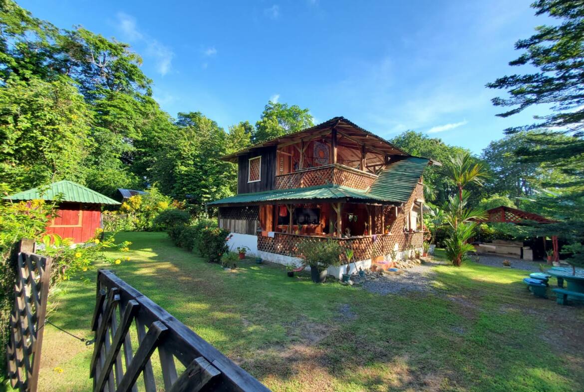 house-for-sale-just-a-few-steps-from-the-beach-in-pavones-costa-rica