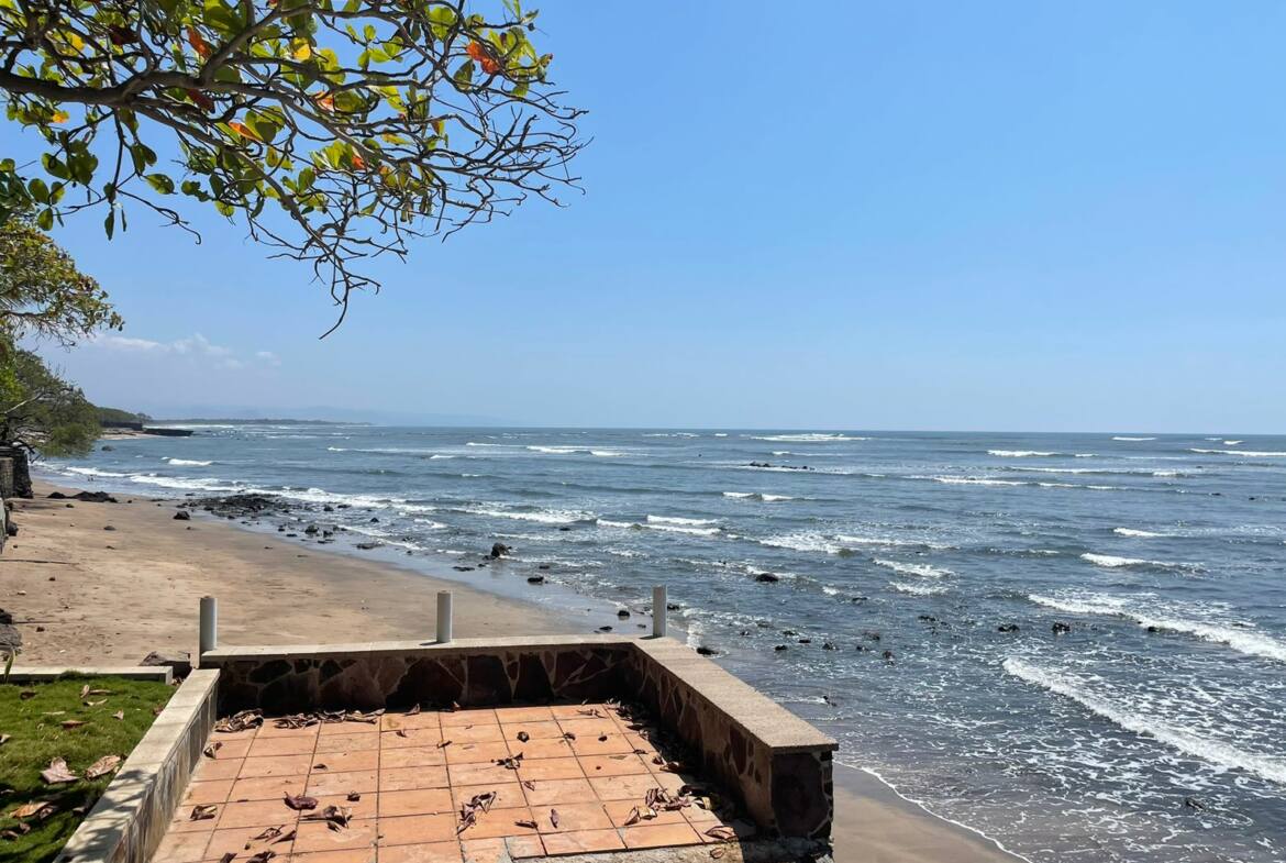 beachfront-villa-on-playa-el-flor