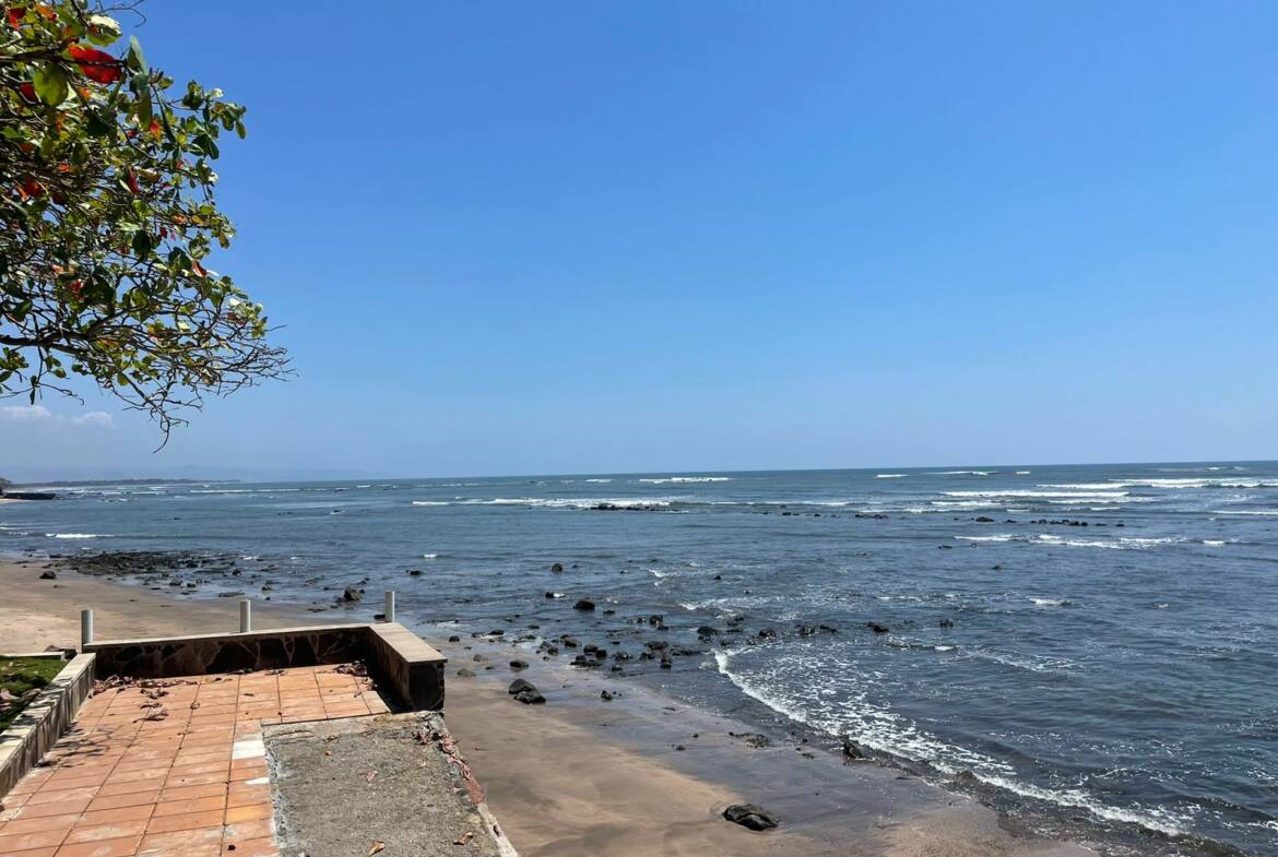 beachfront-villa-on-playa-el-flor