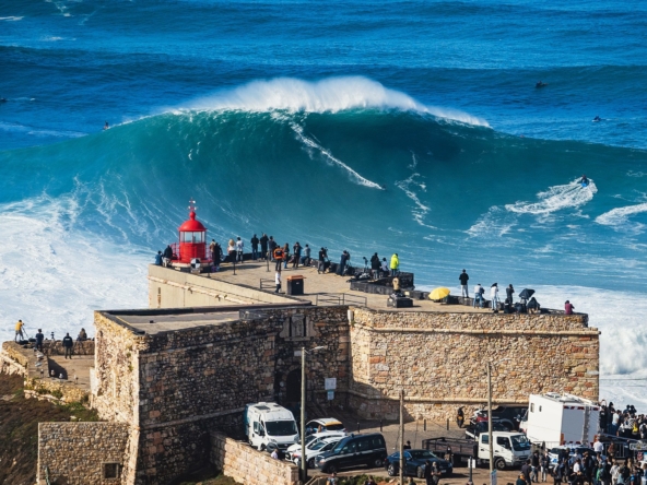 huge-wave-nazare-portugal
