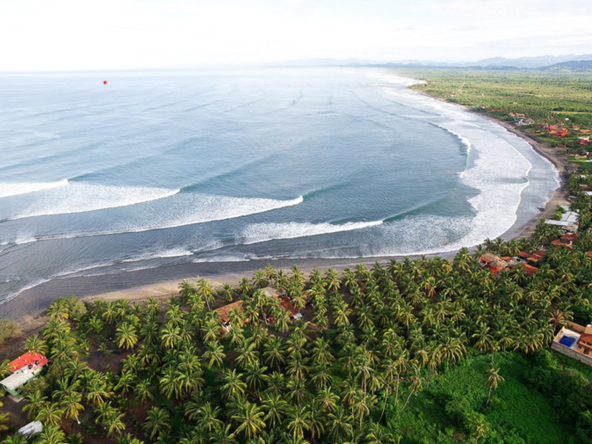 playa-saladita-aireal-waves